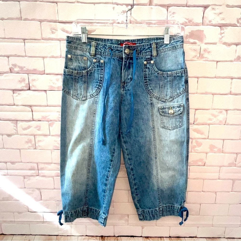 Women’s/ Junior’s Size 3 Vintage Y2K Capri
Summer | Spring | Casual | Retro